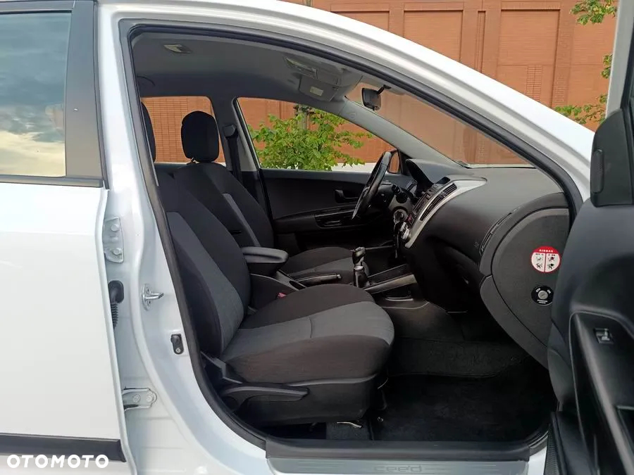 Kia Ceed 1.4 CVVT SW Dream-Team Edition - 17