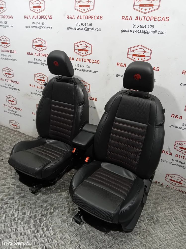 Conjunto de Bancos Alfa Romeo Giulietta em Pele com Costura Vermelha Original - 8