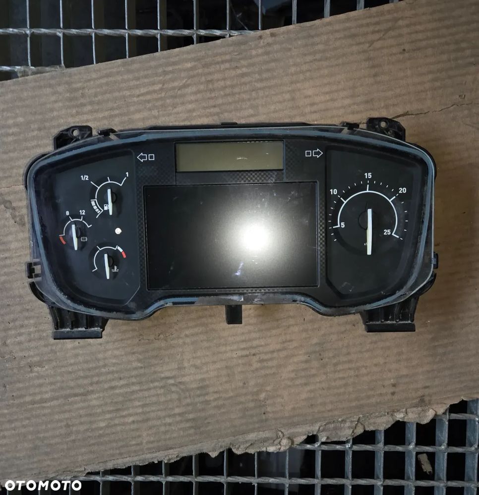 Zegary licznik Renault gama T 22166228-05, 22224253-01 - 1