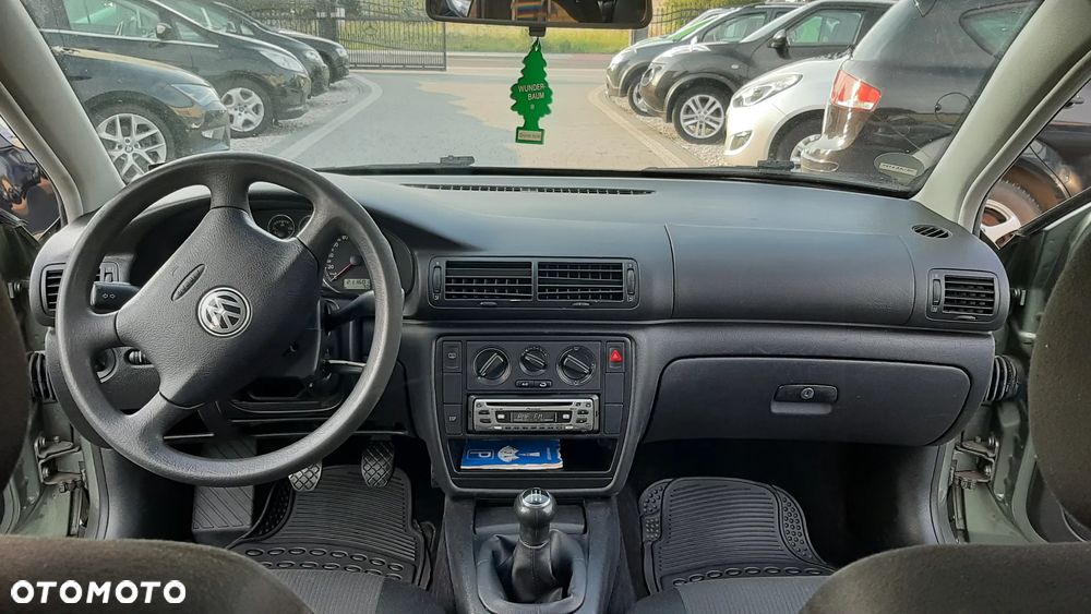 Volkswagen Passat 1.6 - 9