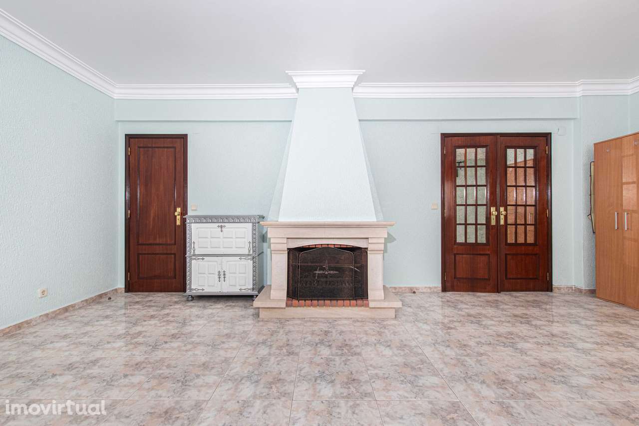 APARTAMENTO T4 COM LAREIRA, TERRAÇO COM CHURRASQUEIRA - Grande imagem: 2/3