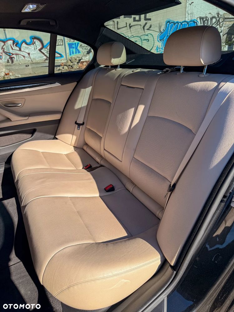 BMW Seria 5 550i xDrive - 16