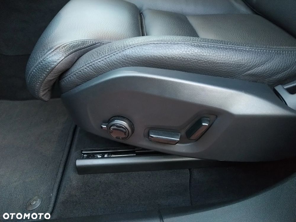 Volvo XC 60 B4 D Plus Dark - 12