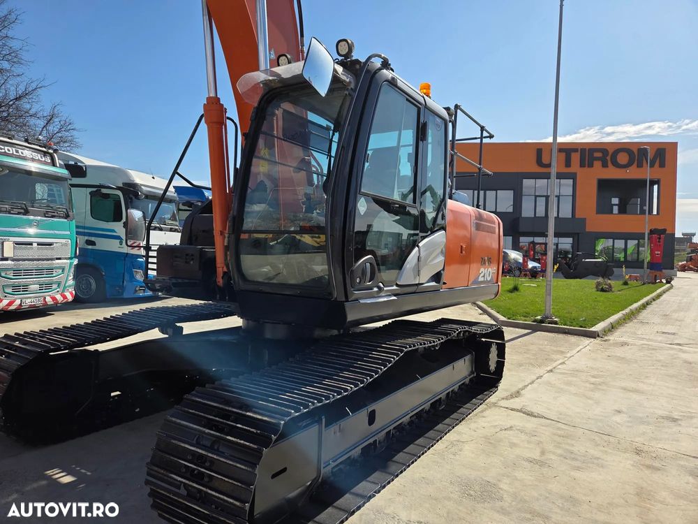 Hitachi ZX210, 23t, cupa NOUA 1,3mc, CUPLA RAPIDA, camere spate si laterale, inst picon, CONSUM MEDIU 9,6l/h, senile 80% ok doar 988h deplasare, 3 pompe hidr HITACHI, antifurt, motor ISUZU, ad sapare 7m, ridica 14t, STARE BUNA,leasing 4ani-83.900 EUR+Tva - 32