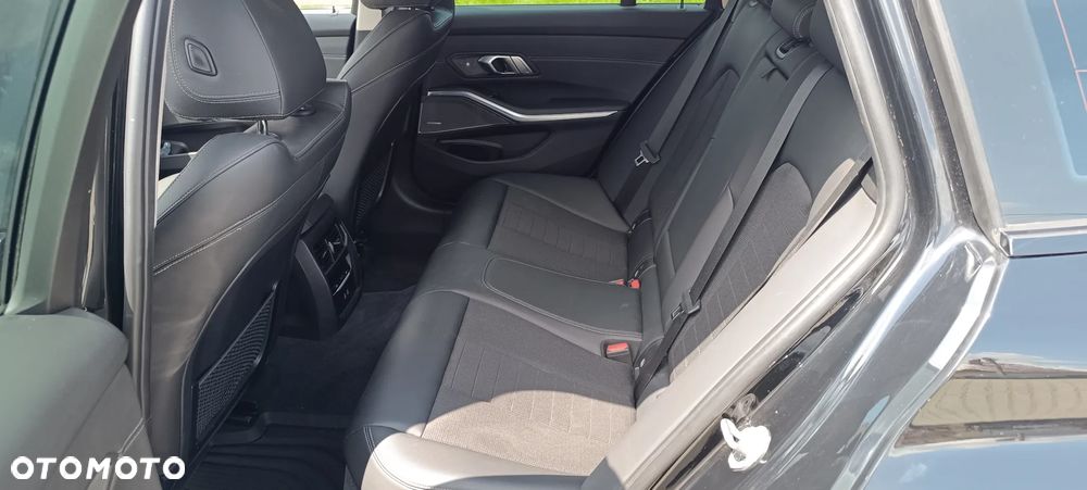 BMW Seria 3 330i - 14