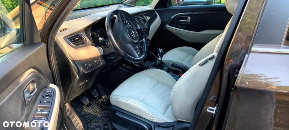 Kia Carens 1.6 GDI L - 12