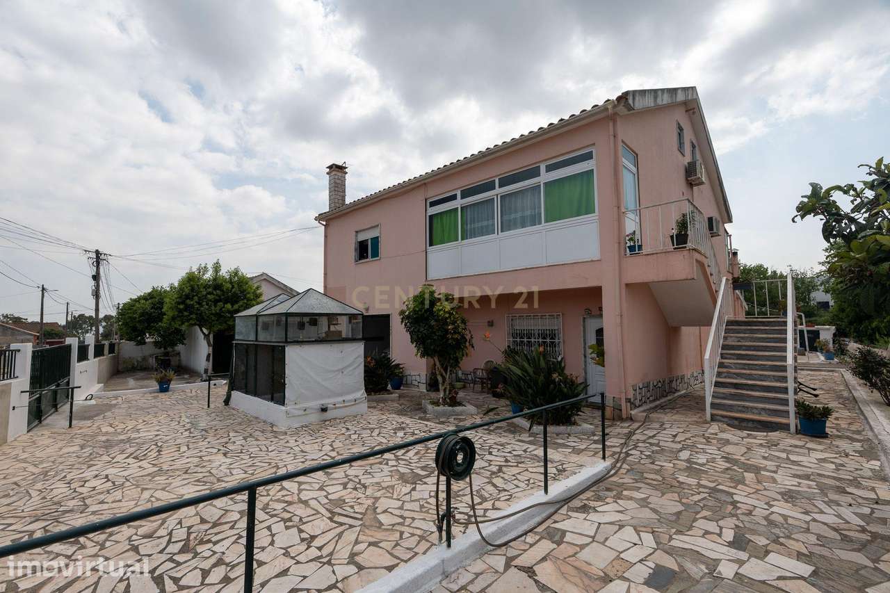 Moradia T4+4 com Piscina, Armazém e Terreno de 1056m² em Zona Tranquil - Grande imagem: 2/60