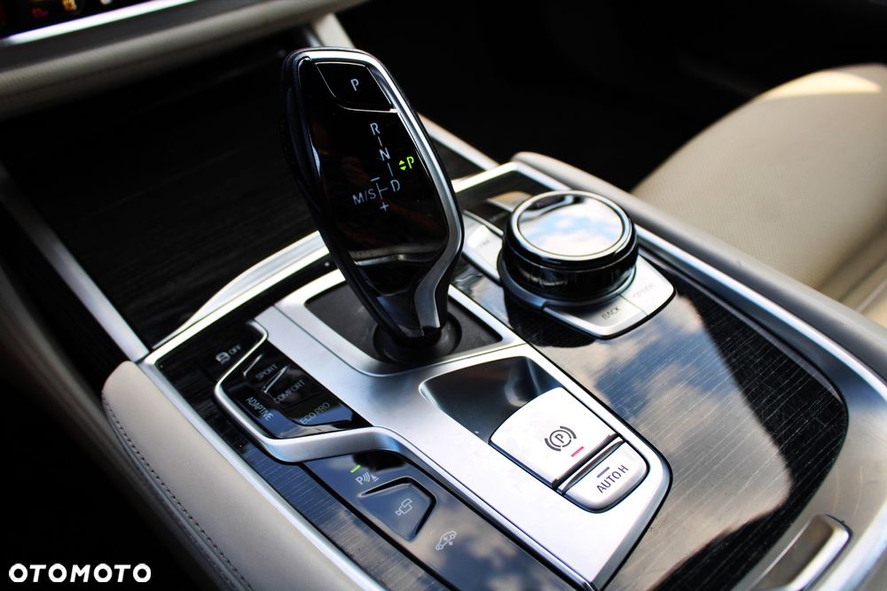 BMW Seria 7 750d xDrive - 28