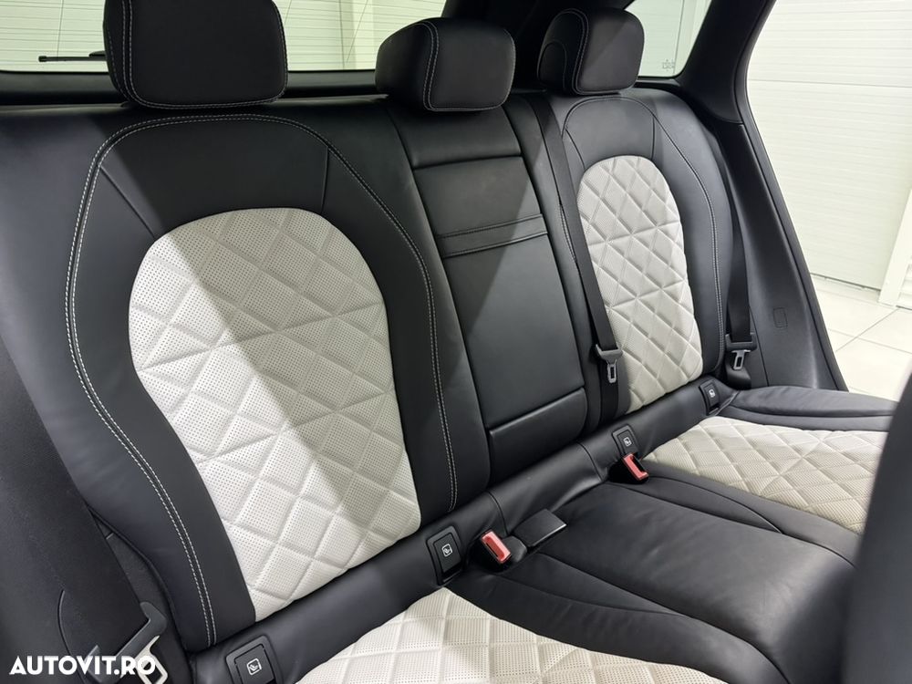 Mercedes-Benz GLC 300 e 4Matic 9G-TRONIC AMG Line - 29
