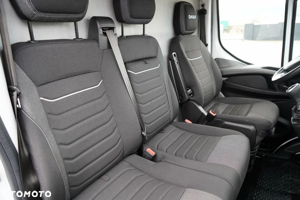 Iveco DAILY 35-180 / BLASZAK  4,7 m / FURGON / HI-MATIC / SPROWADZONY - 34