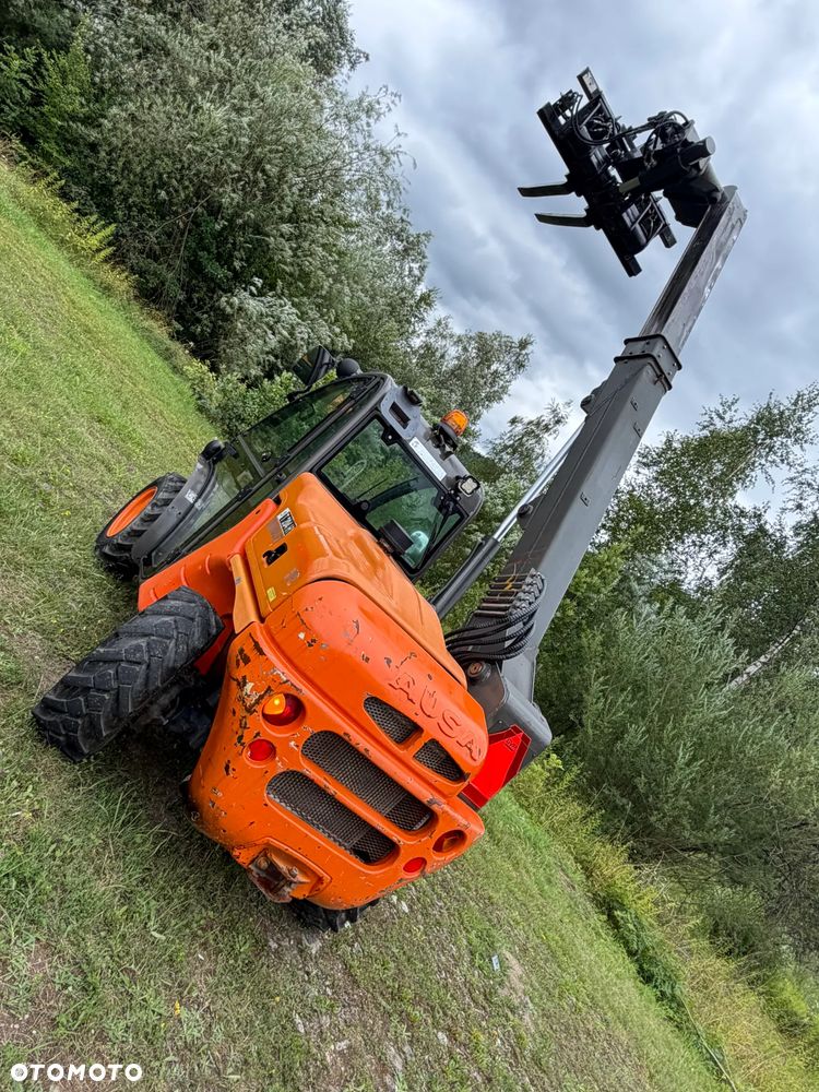 Ausa T204 H. JAPOŃSKA Ładowarka Teleskopowa 4,2 metra Wysuw. Udźwig 2,2 tony. Rozsuwanie wideł HYDRAULICZNE.  Maszyna Jak Nowa z Salonu. Pochodzi z Gospodarstwa Norweskiego! 2017rok. przebieg tylko 3800mtg. Silnik Kubota 4cylindry!  ZERO ZUŻYCIA ORYGINAŁ.  Ani Deka luzów i wycieków. Aktualna DEKRA BMWT. Bardzo mały i zgrabny sprzęt o potężnej wydajnośći. Opony Nowe! Szybka wolna jazda. 3 tryby skrętu! Pełne sterowanie z dżojstika! Wersja Norweska! Kilka dodatkowych wyjść Hydraulicznych! Jazda Hydrostatic Wielka Okazja - 27