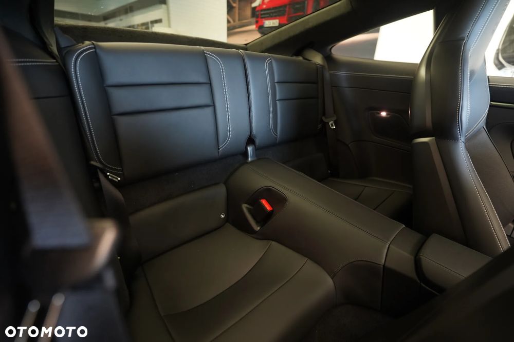 Porsche 911 Carrera 4 GTS - 12