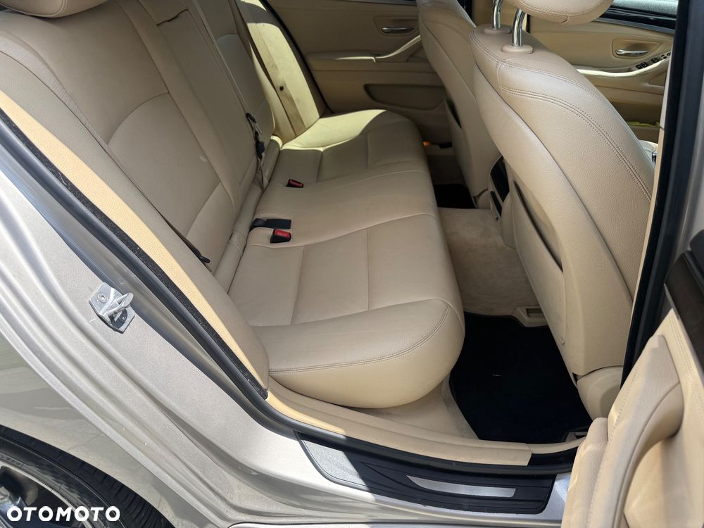 BMW Seria 5 528i xDrive Sport-Aut Luxury Line - 24