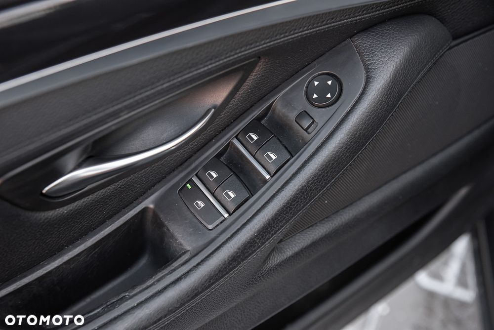 BMW Seria 5 525d xDrive - 12