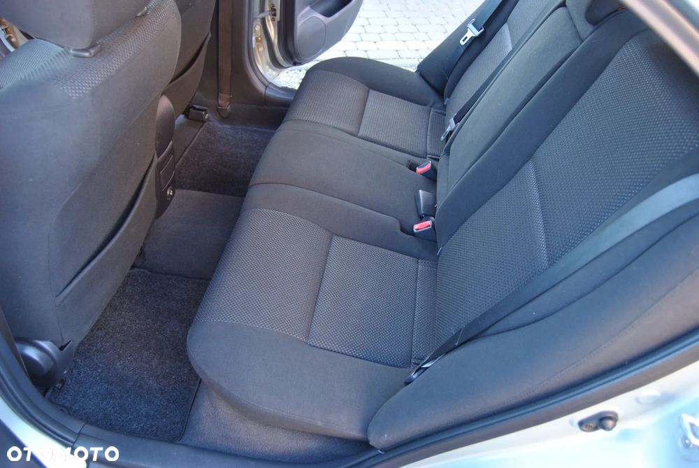 Toyota Avensis 1.8 VVT-i Sol - 26