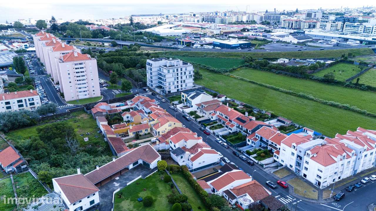 Moradia T4 com Garagem, Ampla Área Exterior e Potencial de Investiment - Grande imagem: 4/60