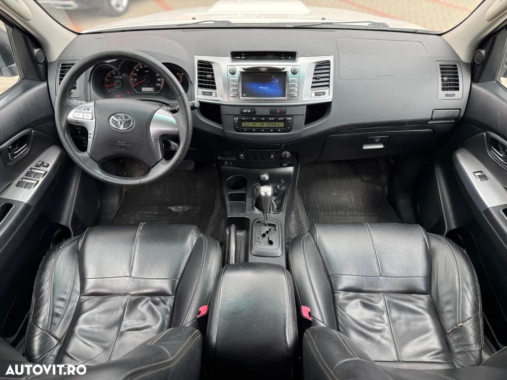 Toyota Hilux 4x4 Cabina Dubla Style+ Aut. - 8