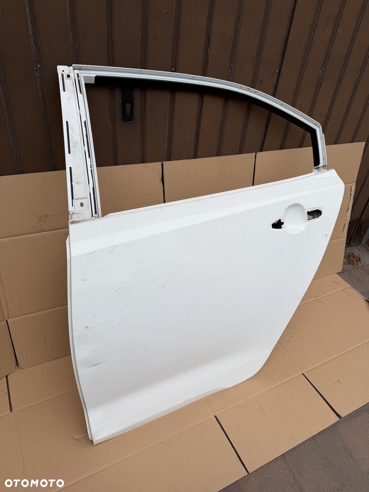 DRZWI LEWE TYLNE LEWY TYŁ TOYOTA COROLLA E21 SEDAN 19- - 2