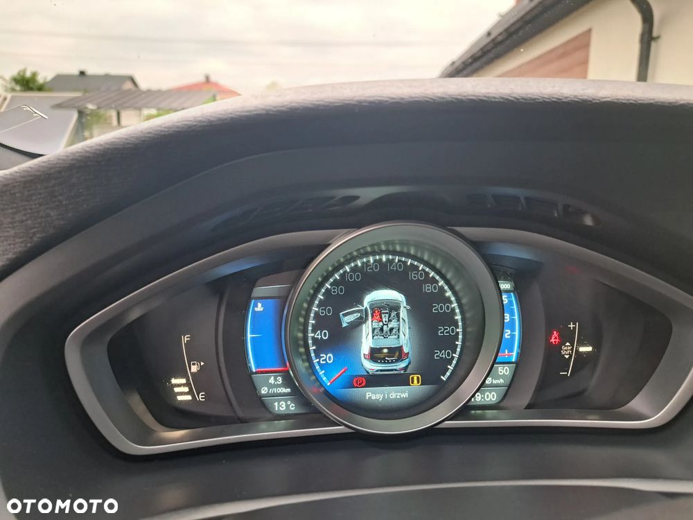 Volvo V40 D2 R-Design - 18