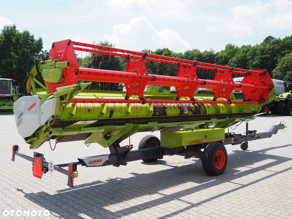 Claas Trion 720 MONTANA + V680 - 16