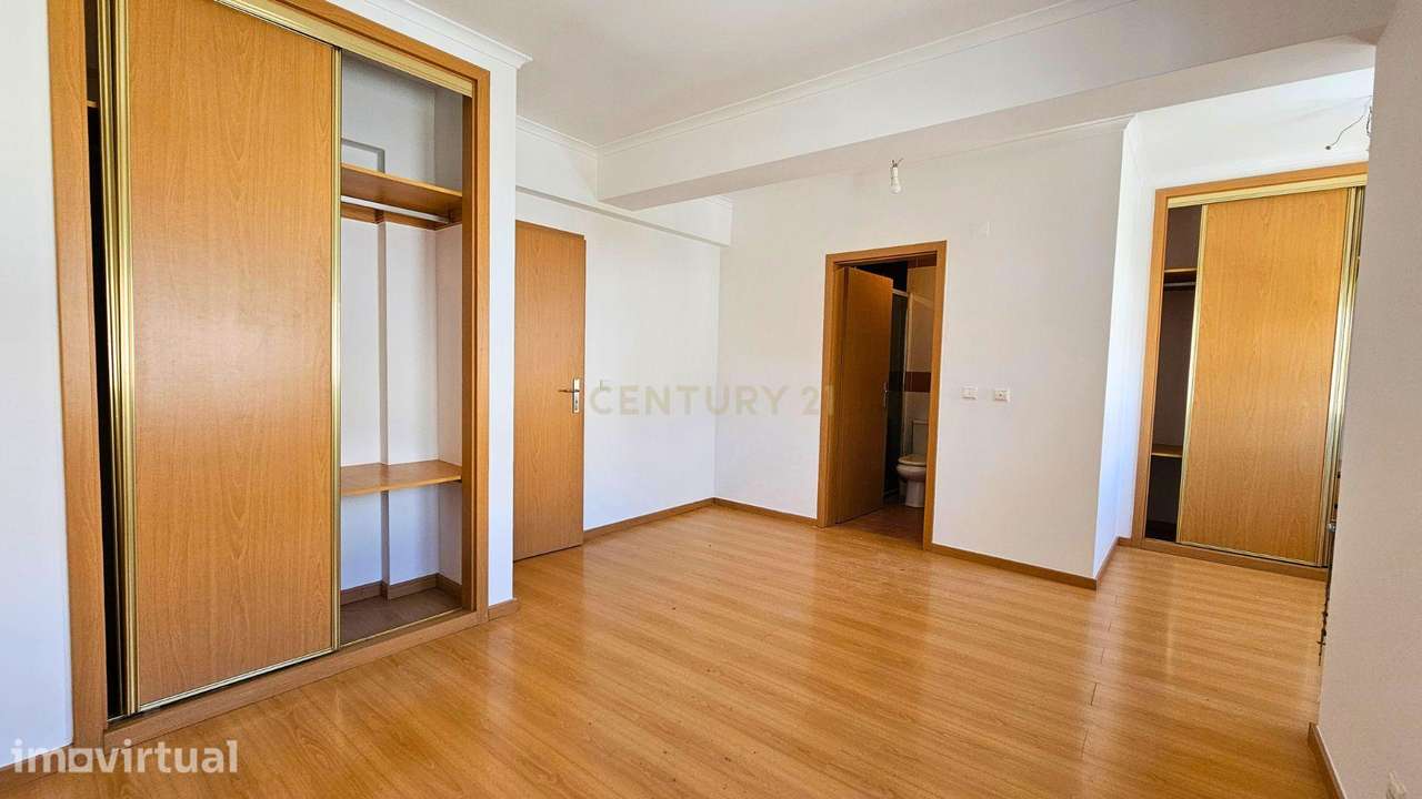 Moradia T4 em Oeiras para arrendar com garagem e terraço - Grande imagem: 3/42