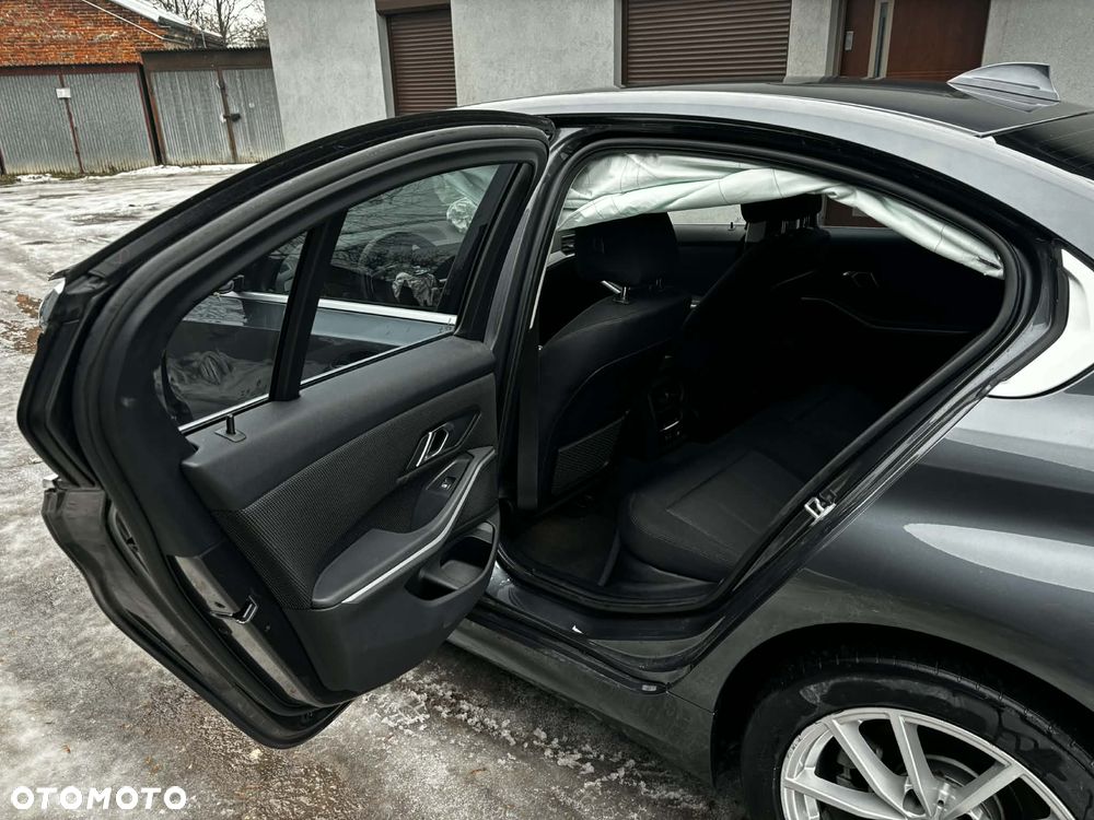 BMW Seria 3 318d Edition Luxury Line Purity - 28