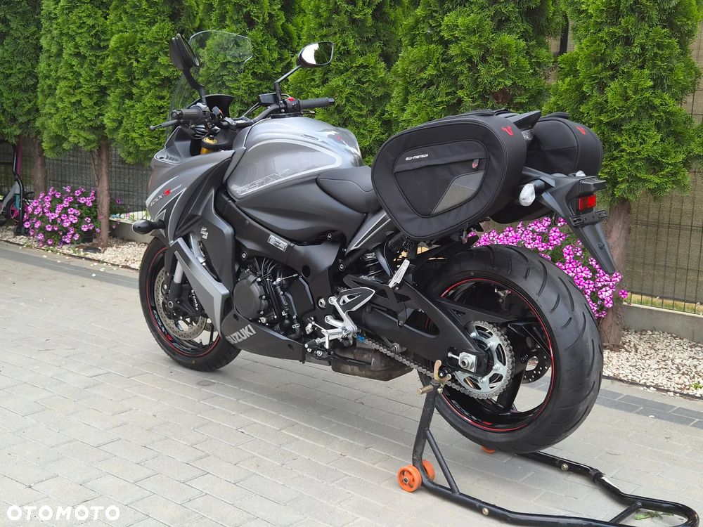 Suzuki GSX - 13