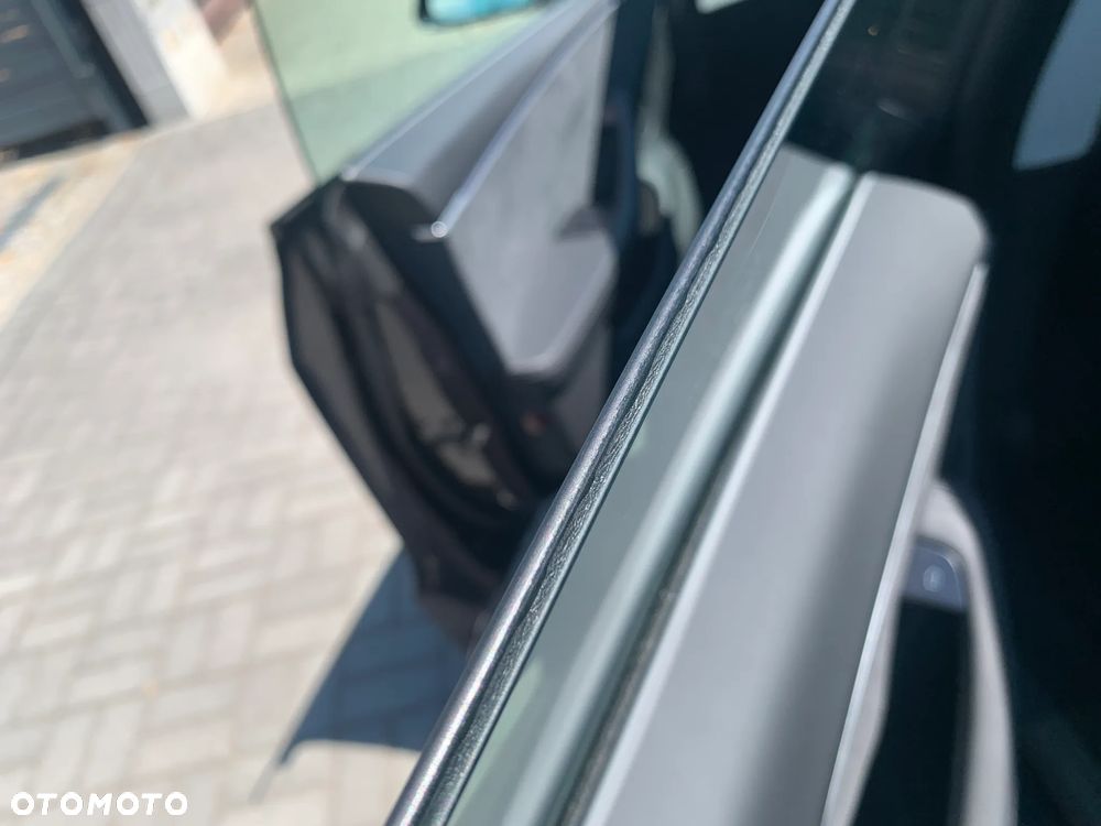 Tesla Model 3 AWD - 38
