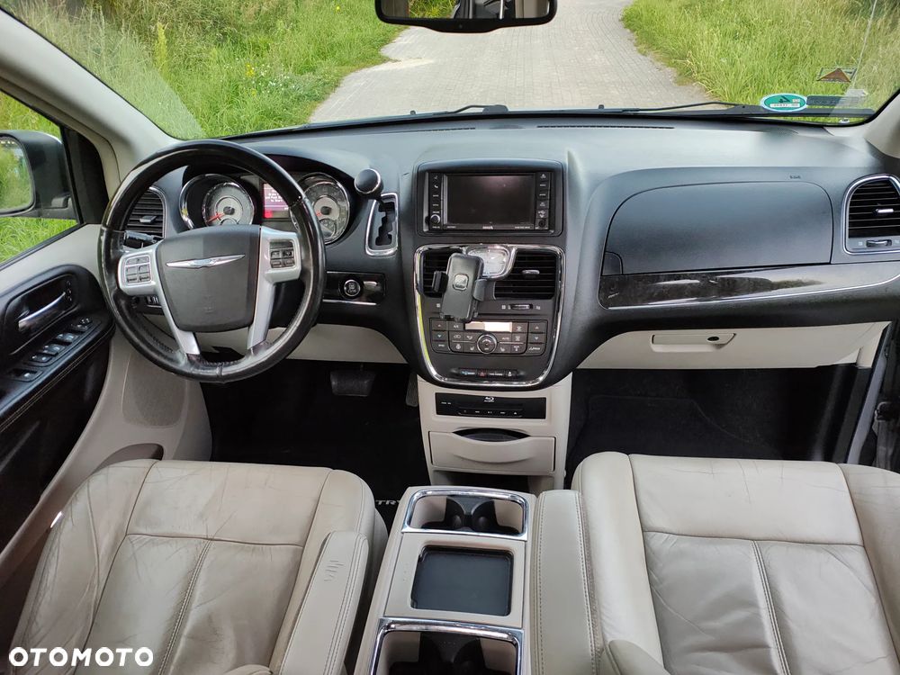 Chrysler Town & Country 3.6 Limited - 25