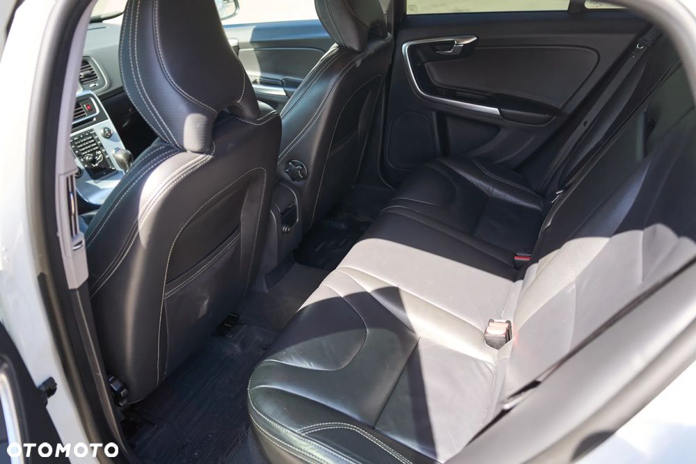 Volvo V60 D5 R-Design - 14