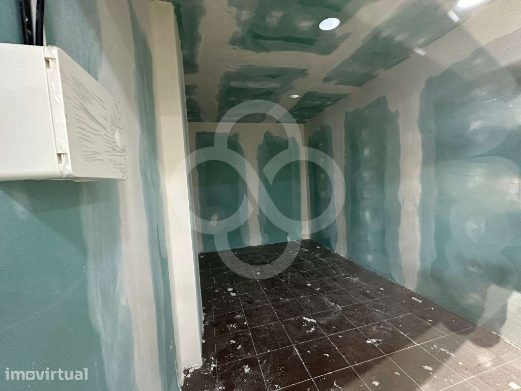 Loja renovada no Shopping Centre das Pedralvas em Benfica Lisboa - Grande imagem: 2/26