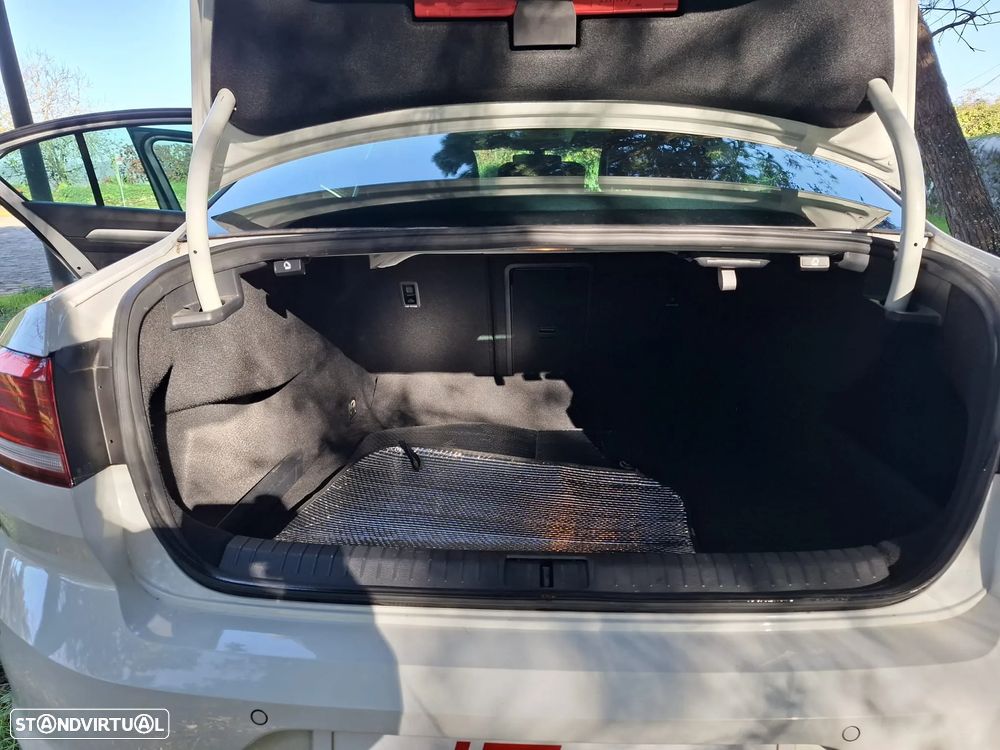 VW Passat 1.6 TDI Trendline - 16