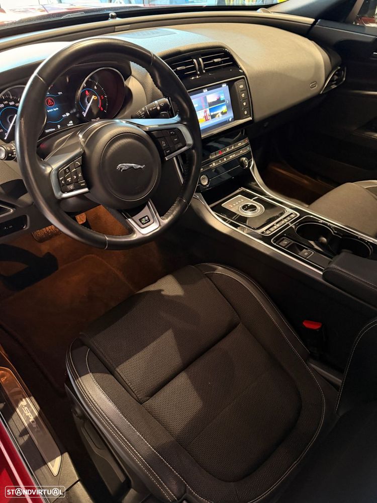 Jaguar XE 2.0 D R-Dynamic S - 22