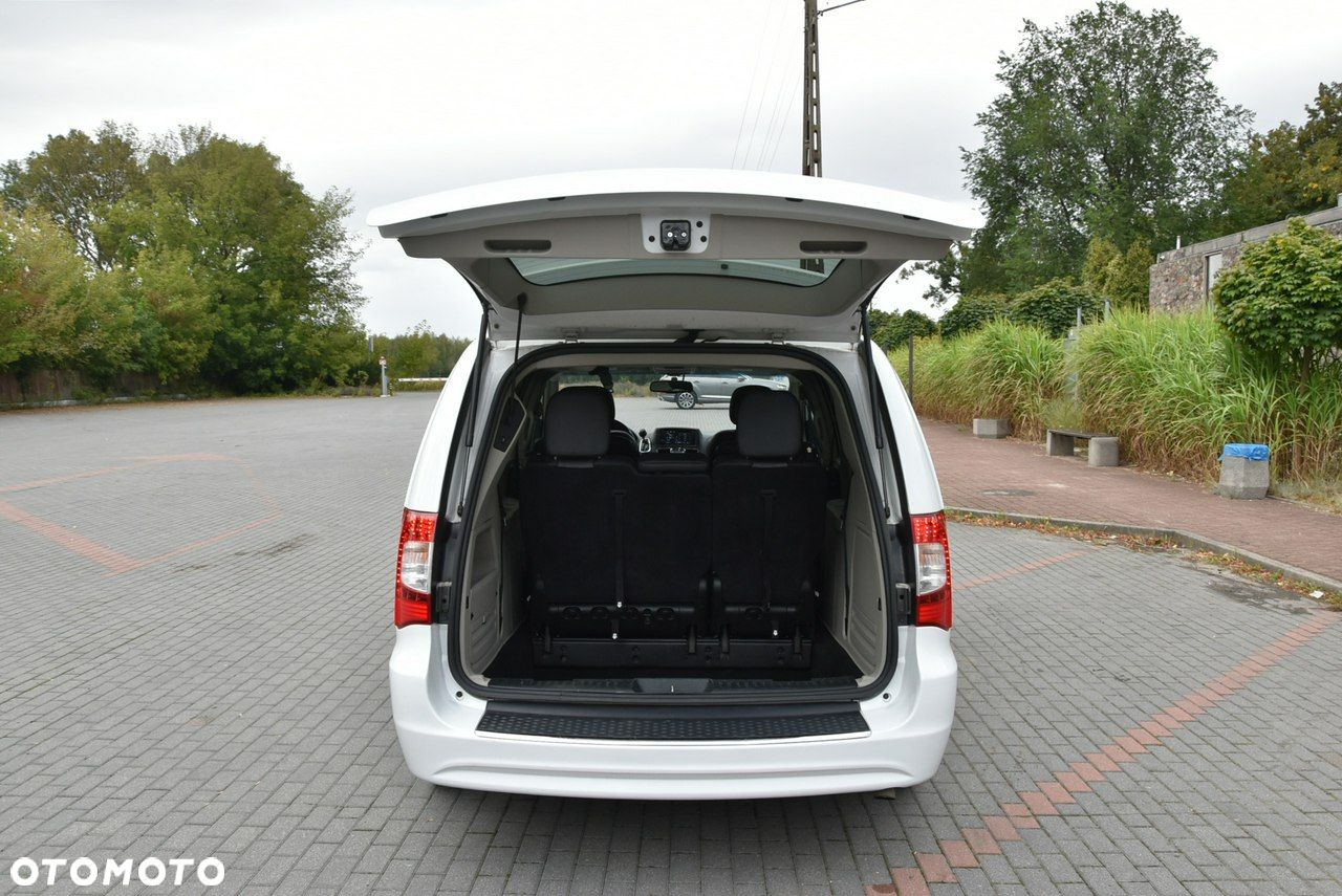 Chrysler Town & Country - 30