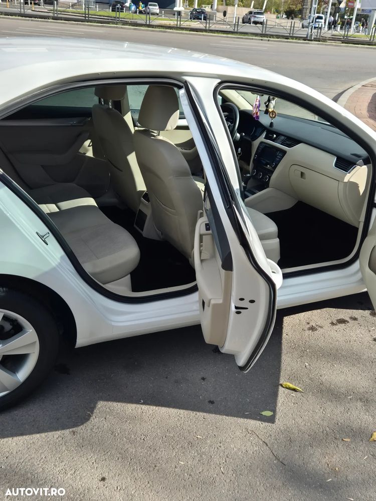 Skoda Octavia 1.6 TDI Ambiente DSG - 9