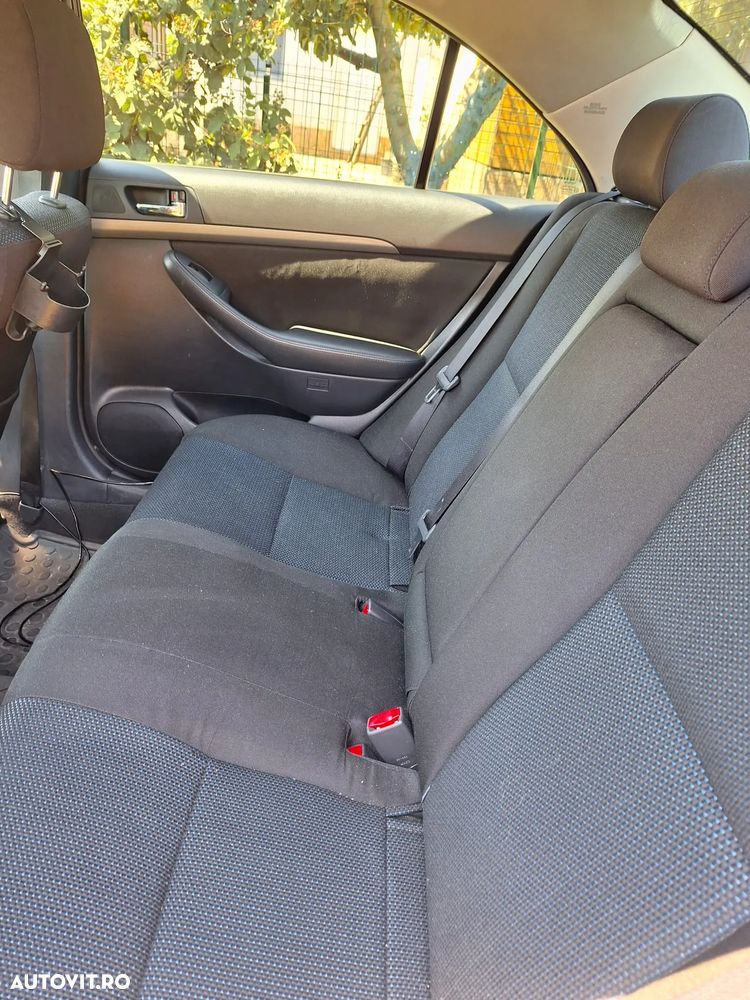 Toyota Avensis 1.6 Sedan Terra - 10