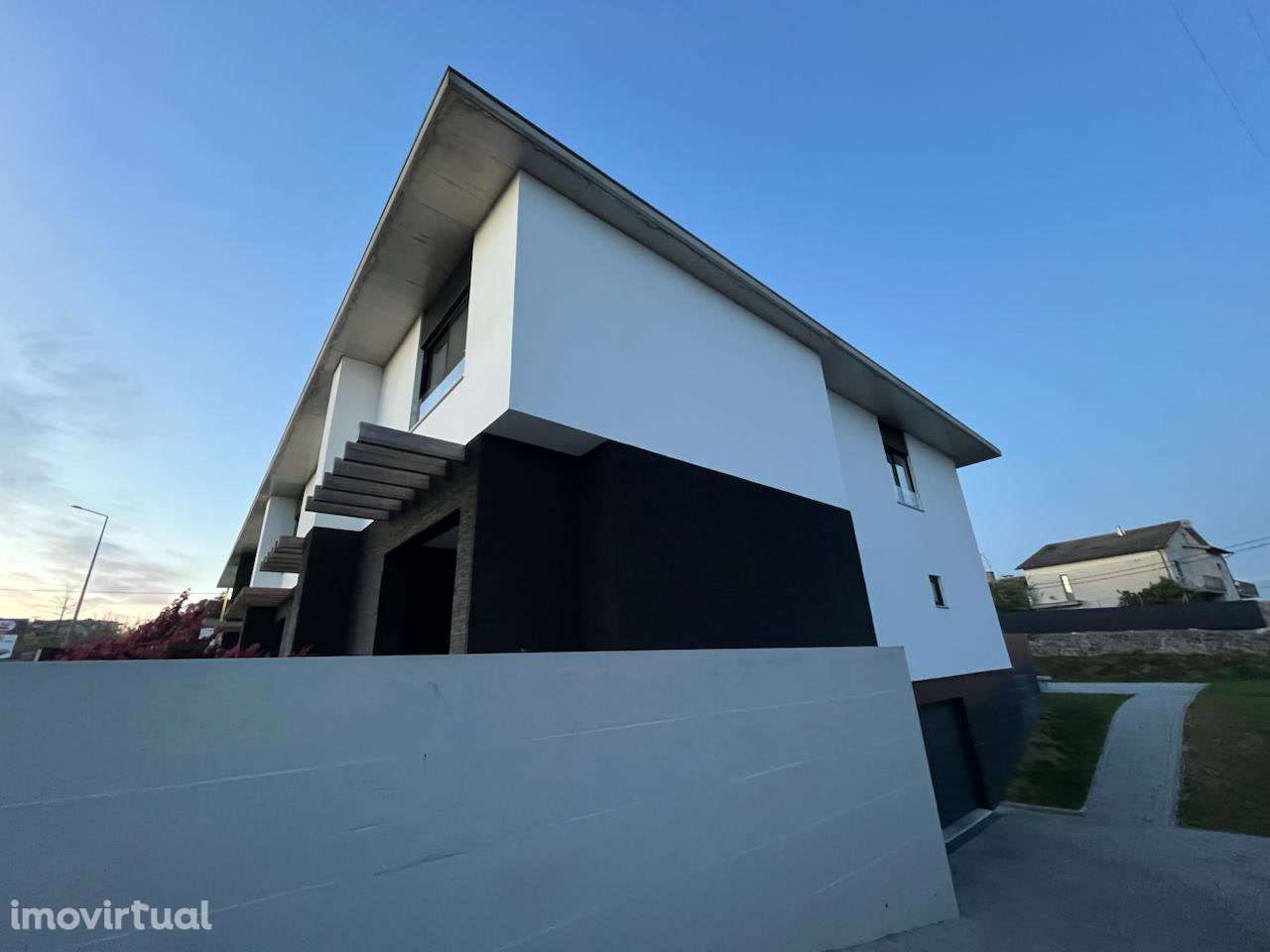 Moradia T3 nova com 2 garagens, terraço e jardim em Vila de Prado - Grande imagem: 2/24