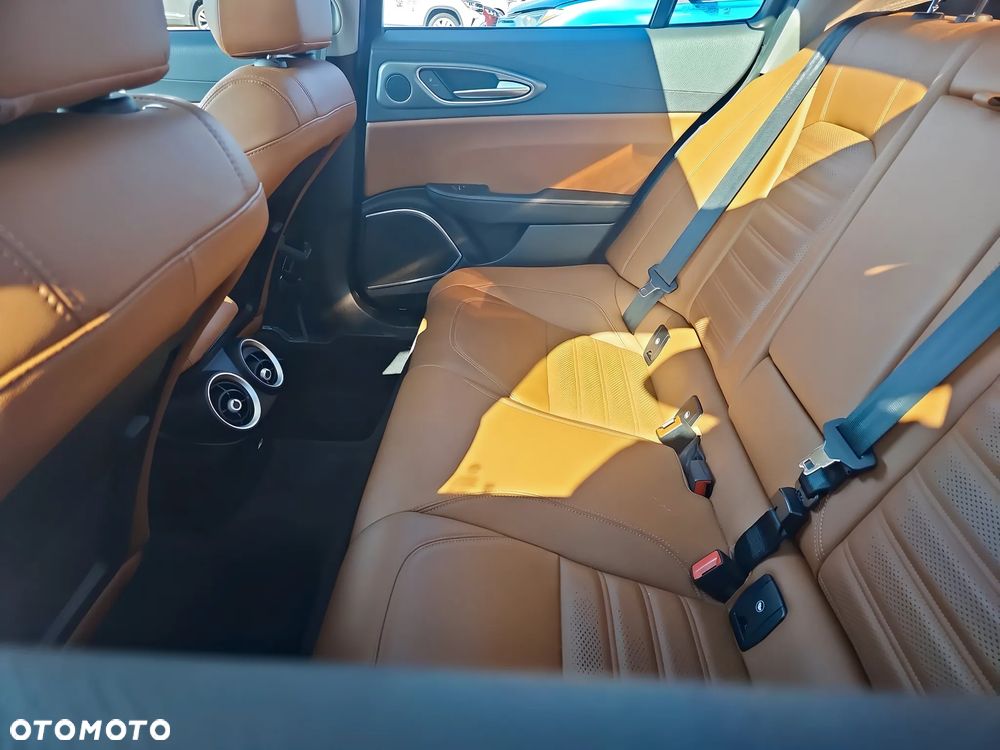 Alfa Romeo Giulia 2.0 Turbo 16V AT8 Veloce - 11