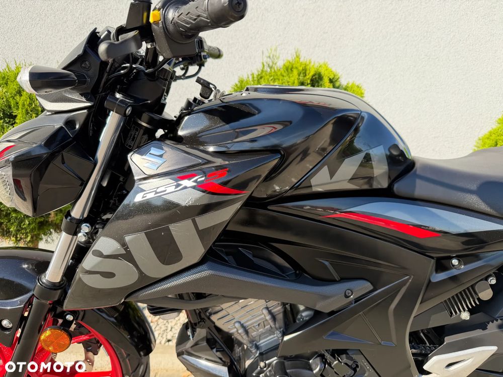 Suzuki GSX - 32
