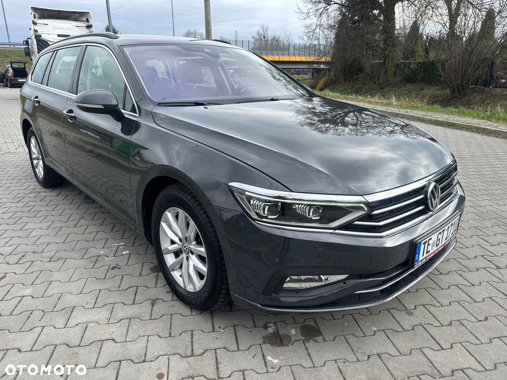 Volkswagen Passat - 1