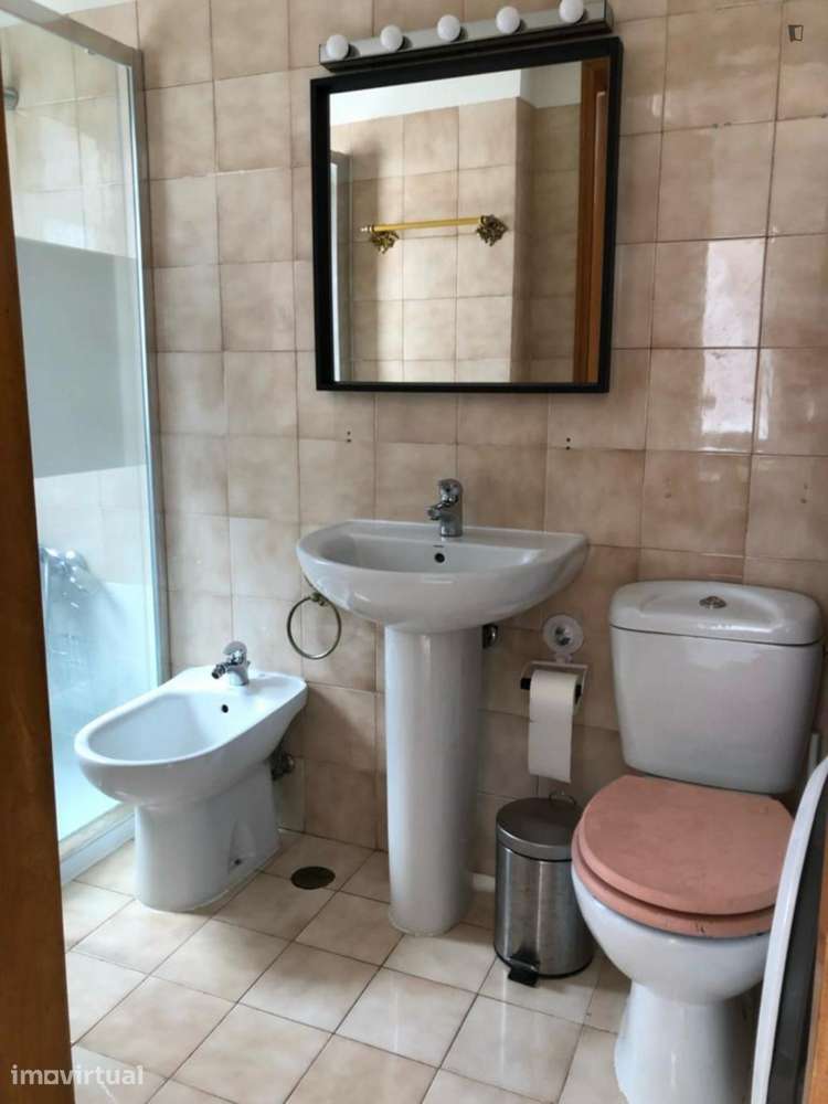 Quarto - localizado em Alameda Lisbon - Grande imagem: 3/14