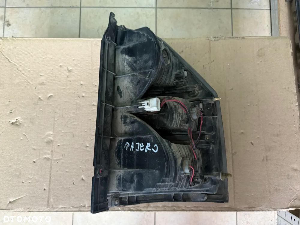Reflektor / lampa tylna Mitsubishi Pajero 3 III DID 03-07' - lewa strona - oryginalna - 2