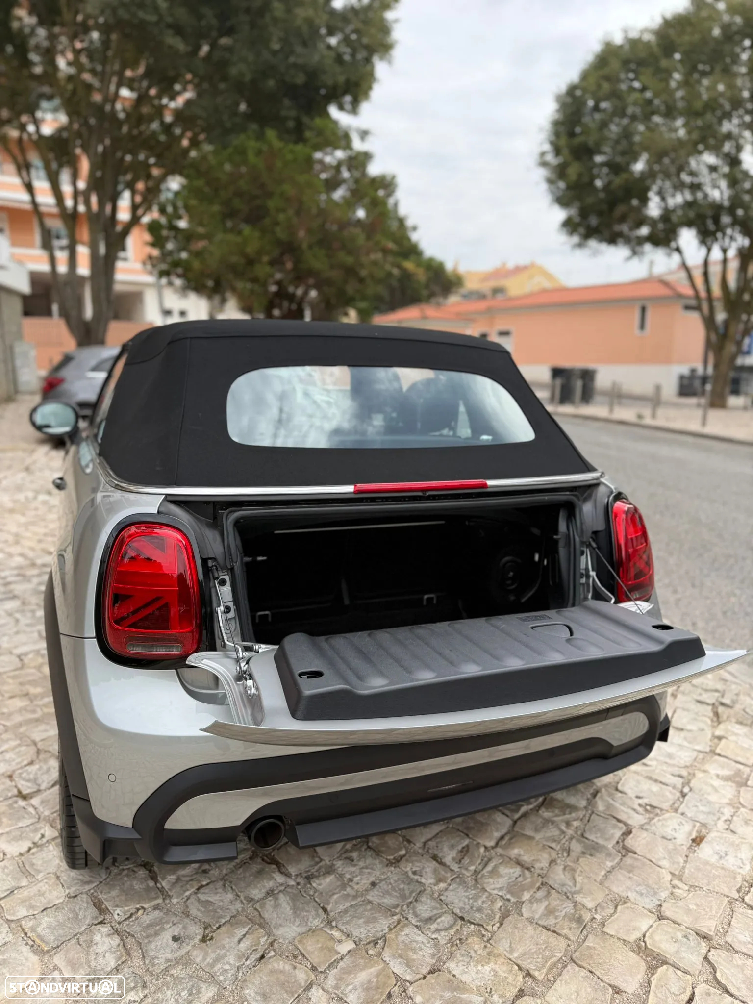 MINI Cabrio Cooper Premium Plus Classic Auto - 4
