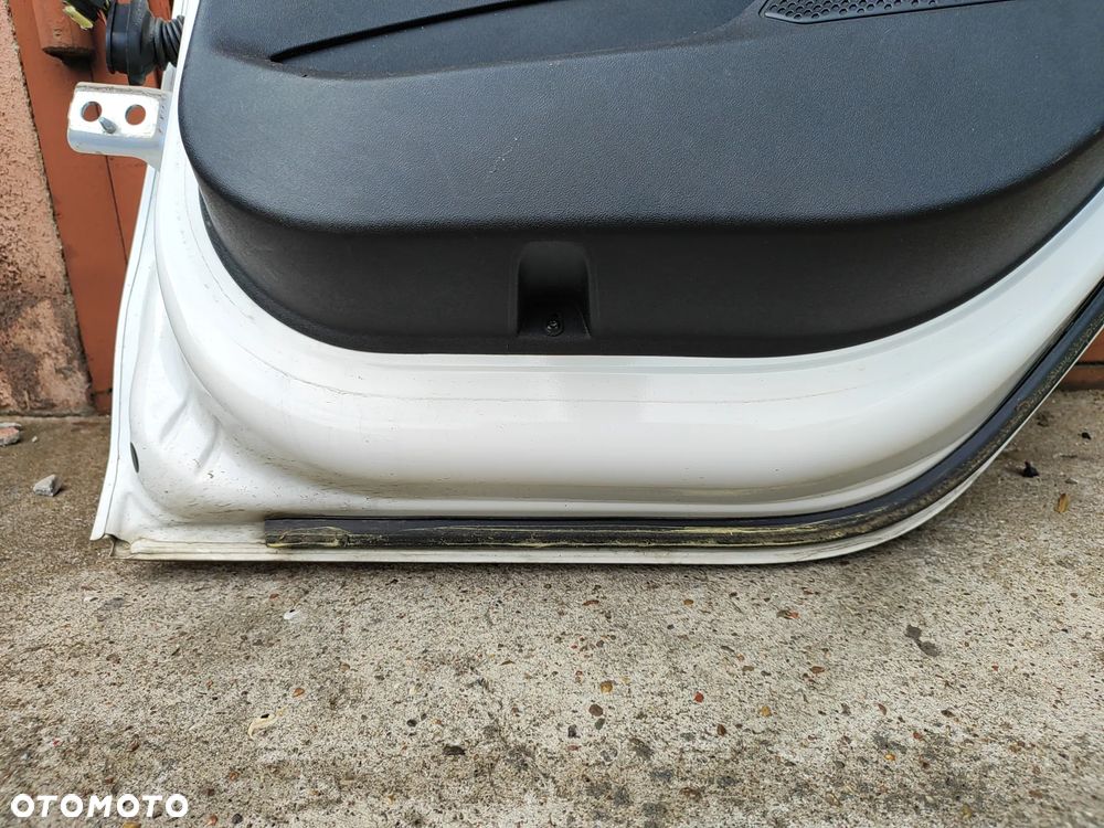 tanio ! PEUGEOT 2008 I 2013-19r drzwi tył prawe Białe kod EWP kompletne jak na aucie -szyba -zamki -klamki - podnośnik szyby elektr. -tapicerka drzwi -listwy itp, wersja EUROPA, dość ładne - 7