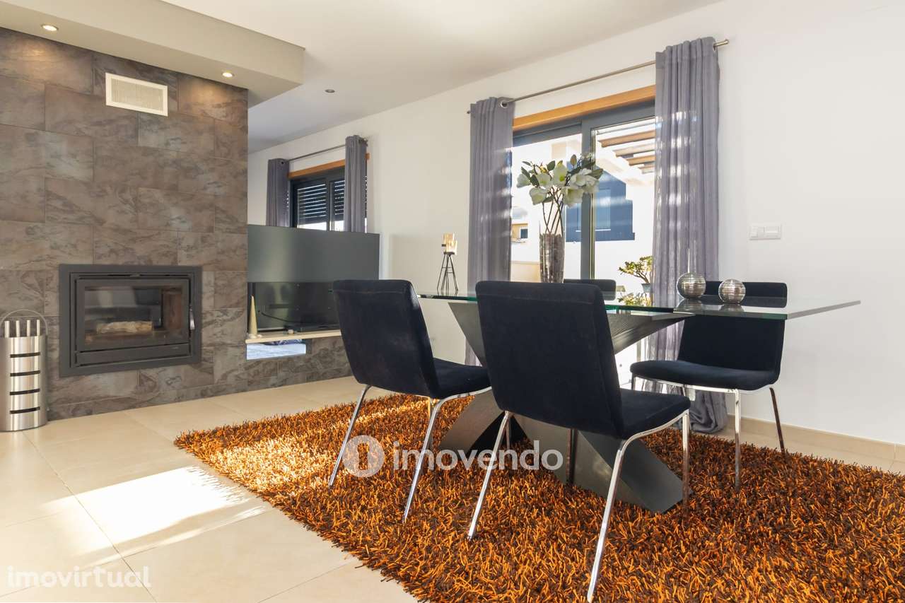 Moradia T5 cuidada, com piscina e jardim, em Setúbal - Grande imagem: 4/60