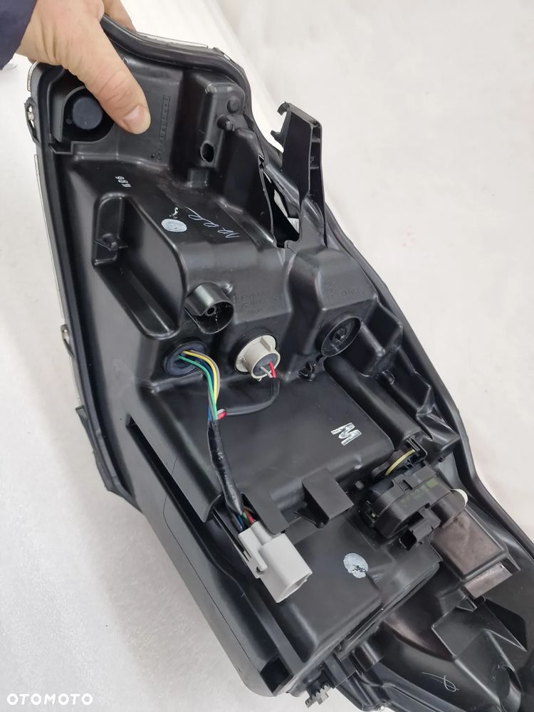 TOYOTA YARIS III 3 LIFT HYBRYDA HYBRID 14- PRAWA LAMPA PRZEDNIA PRZÓD SOCZEWKA + LED , NR KOITO 0D-162 , NR AUKCJI LPP38 - 18