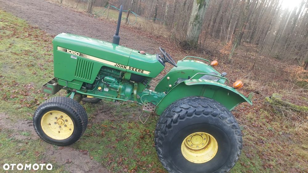 John Deere 1050 - 8