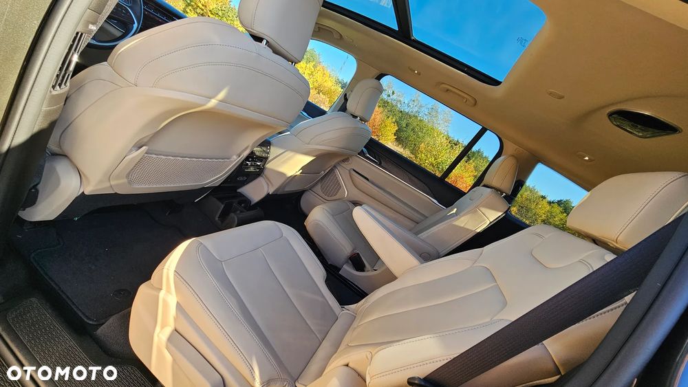 Jeep Grand Cherokee - 32