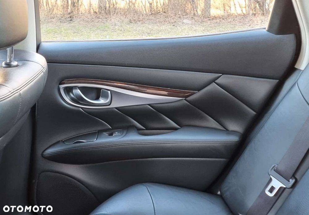 Infiniti Q70 - 24