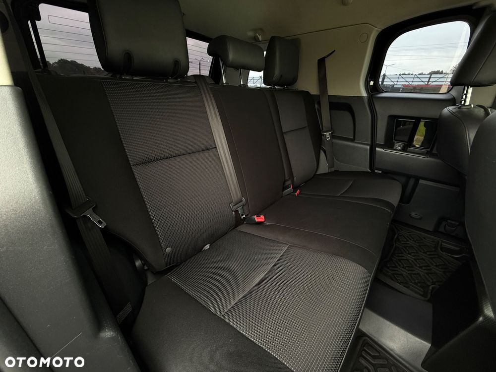 Toyota FJ 2011